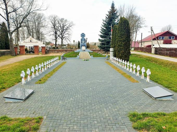 Antkapinis paminklas karininkui Jonui Stapulioniui Joniškėlyje. Tomos Mikalajūnaitės nuotrauka, 2020